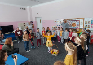 Dzieci śpiewają piosenkę "Jesień malarka".