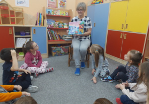 Pani Ula prezentuje piękne ilustracje do czytanej baki.