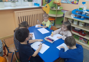 Dzieci rysują ilustracje do wysłuchanej bajki.