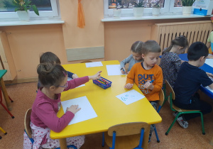 Dzieci rysują ilustracje do wysłuchanej bajki.