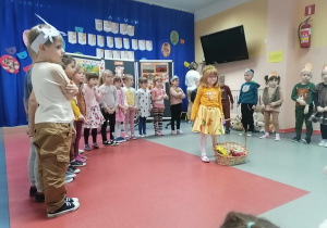 Grupa 5-latków - „ Pszczółki” zaprezentowały soje przedstawienie.