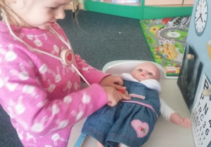 Zuzia bada lalkę.