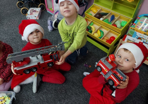 Mateusz, Olek i Miłosz bawią się nowymi zabawkami.