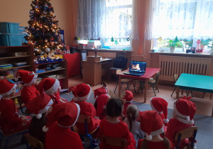 Dzieci oglądają film otrzymany od Mikołaja.