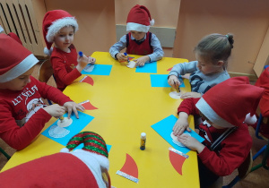 Dzieci wykonują portret Mikołaja.