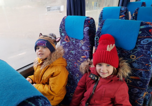 Maja i Gabryś zadowoleni w autobusie.