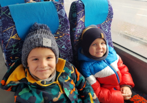 Mikołaj i Piotruś w aytobusie.