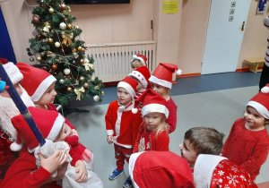 Dzieci mówią wiersz Mikołajowi.