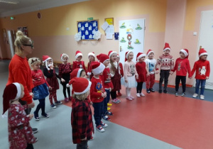 Dzieci czekają na Świętego Mikołaja.