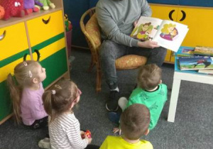 Dzieci oglądają ilustrację.