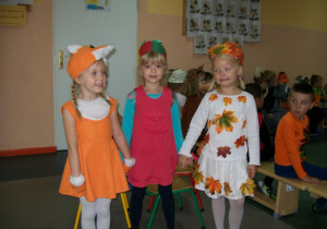 Lisek, Pani Jesień I Jabłuszko Rumiane - przygotowują się do konkursu o darach jesieni.