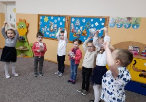 Dzieci śpiewają piosenkę pt. "Płatek śniegu."