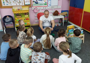 Pan Michał czyta dzieciom.
