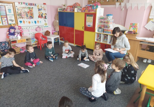 Pani Justynka czyta dzieciom bajkę.