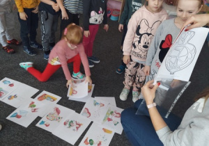 Dzieci wybierają ilustrację, którą będą kolorować.
