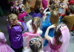 Dziewczynki tańczą w rytm muzyki.