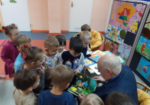 Biedronki oglądają ilustracje z panem Stanisławem.