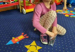 Lila układa kosmos z figur geometrycznych.