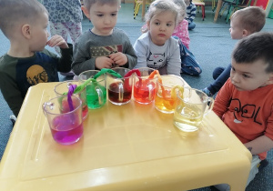 Czarek, Mrceli, Julia i Jaś obserwują eksperyment.