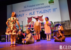 Dzieci na scenie.