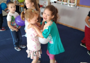 Hania i Lila tańczą z balonem.