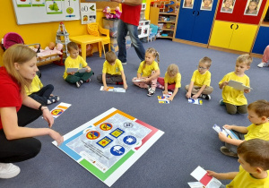 Dzieci układają puzzle ze znakami.