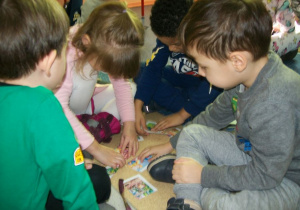Dzieci układają bajkowe puzzle.