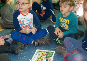Julek i Dawid ułożyli bajkowe puzzle.