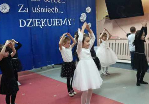 Dziewczynki prezentują układ taneczny do utworu pt." Laleczka z saskiej porcelany".