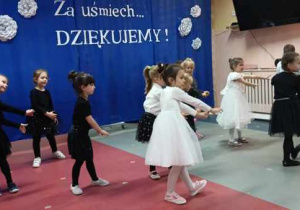 Dziewczynki prezentują układ taneczny do utworu pt." Laleczka z saskiej porcelany"