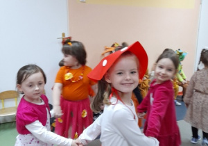 Wesoła zabawa dziewczynek z grupy "Skrzaty" na balu jesieni.