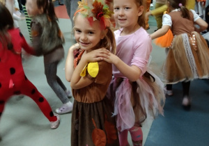 Sonia i Lila z grupy "motylki podczas tańca.