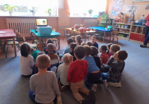 Przedszkolaki oglądają film edukacyjny pt.: "Dynia".