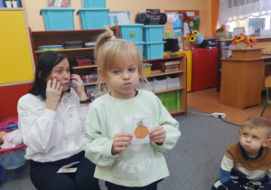 "Ruszamy buzią i językiem" - dzieci ćwiczą fonację z dyniami.