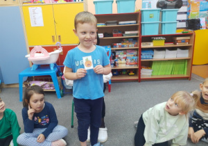 "Ruszamy buzią i językiem" - dzieci ćwiczą fonację z dyniami.