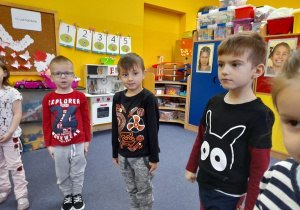 Dzieci podczas śpiewania hymnu Polski.