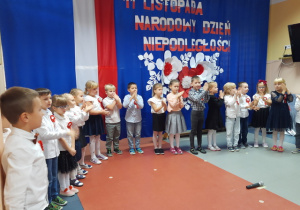 Dzieci inscenizują piosenkę "Polak mały".